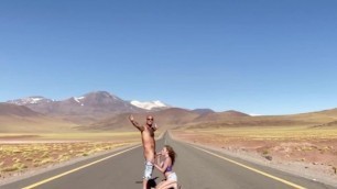 Je Le Suce et Avale Tout Son Sperme En Plein Milieu De La Route Au Chili
